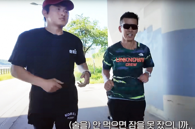 방송인 겸 웹툰 작가 기안94가 지난 18일 유튜브 채널 '션과 함께'에 출연해 "과거 공황장애와 알코올 의존증으로 힘들었으나 러닝을 통해 극복했다"고 밝혔다. 사진은 기안84가 션과 함께 러닝을 하며 대화하는 모습. /사진=유튜브 채널 '션과 함께' 캡처