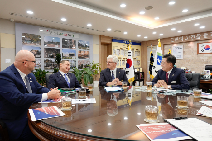 전진선 양평군수(맨 오른쪽)이 지난 17일 양평국제평화공원 조성 사업과 관련해 양평군을 방문한 프랑스 측 주요인사들과 환담을 나누고 있다. /사진제공=양평군 