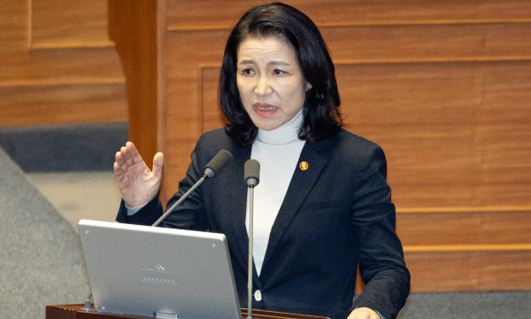 이진숙 방송통신위원장이 법인카드를 사적으로 사용한 혐의로 검찰에 넘겨졌다. 사진은 이진숙 방송통신위원회 위원장이 지난 18일 서울 여의도 국회에서 열린 제429회 국회(정기회) 제8차 본회의에서 나경원 국민의힘 의원의 교육·사회·문화에 관한 질문에 답하는 모습. /사진=뉴스1