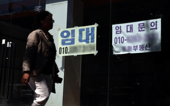  KB국민·신한·하나·우리·NH농협은행 등 5대 은행의 기업대출 평균 연체율은 6월 말 기준 0.46%로 지난해 같은 기간(0.36%)보다 0.1%포인트 올랐다. 사진은 서울 도심 상가 건물에 임대 현수막이 걸려있다./사진=뉴스1