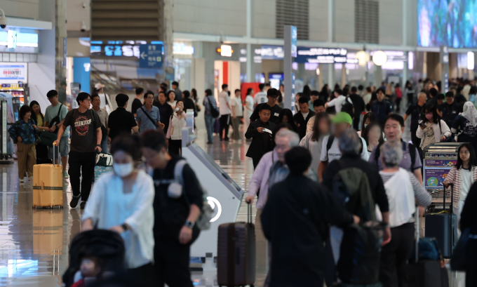 전국 15개 공항 등에서 일하는 공항노동자들이 안전한 일터·안전한 근무환경을 요구하며 총파업에 들어갔다. 사진은 여객들로 붐비는 인천국제공항 제2여객터미널. /사진=뉴시스