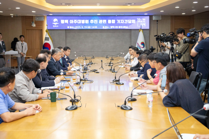 아주대학교 최기주 총장이 19일 평택시청에서 기자회견을 열어 아주대학교 평택병원 건립 계획을 공식적으로 재확인하고 있다. /사진제공=평택시 