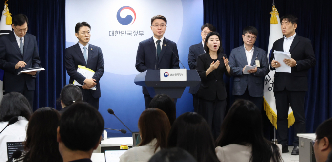 [서울=뉴시스] 추상철 기자 = 류제명 과학기술정보통신부 제2차관이 19일 오전 서울 종로구 정부서울청사에서 열린 해킹 대응을 위한 과기정통부-금융위 합동 브리핑에서 취재진의 질문에 답변하고 있다. 이날 브리핑에는 해킹 사고가 발생한 KT와 롯데카드 관계자 등이 참석했다.  /사진=추상철