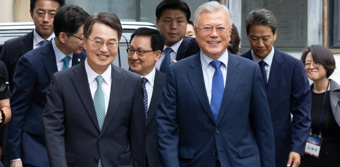 김동연 경기도지사(왼쪽)가 문재인 전 대통령(오른쪽)을 행사장으로 안내하는 모습.  /사진제공=경기도