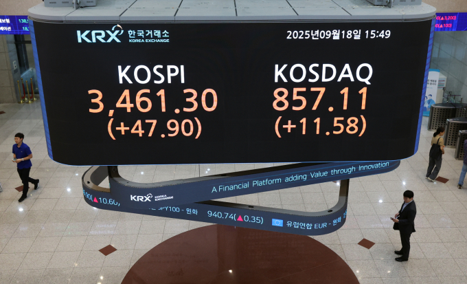 한국거래소가 신규 ETF 8종목을 신규 상장한다. 사진은 지난 18일 서울 여의도 한국거래소 전광판. /사진=뉴스1