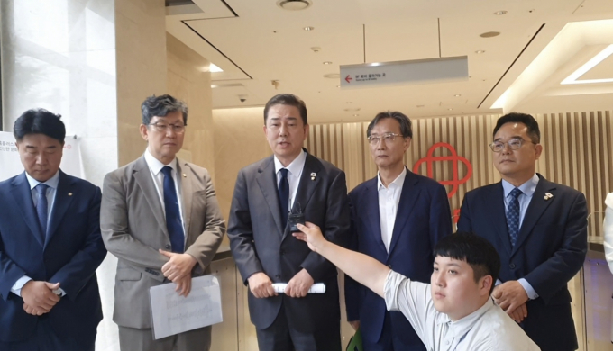 김병기 더불어민주당 원내대표(가운데)가 19일 오후 서울 강서구 홈플러스 본사에서 김병주 MBK파트너스 회장과 면담을 가진 후 기자들과 만나 질의응답을 하고 있다./사진=뉴스1 문창석 기자