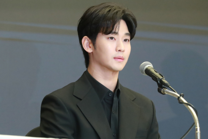 배우 김수현의 소속사 골드메달리스트가 소속 배우들에게 지급한 정산금이 업계 평균과 비교해 지나치게 낮다는 지적이 제기됐다. 사진은 지난 3월 서울 마포구 상암동 스탠포드호텔에서 진행된 기자회견에서 최근 불거진 사생활 논란에 대해 해명한 배우 김수현. /사진=스타뉴스