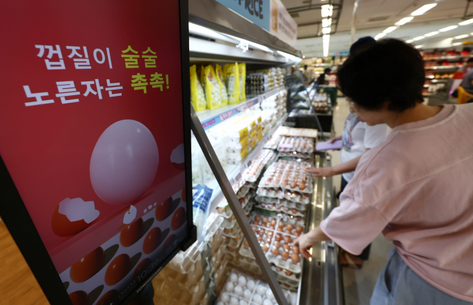 추석 명절을 앞두고 성수품 가격이 상승하자 정부가 대응책을 내놨다. 사진은 지난 4일 서울 시내 한 마트에서 시민들이 계란을 구매하는 모습. /사진=뉴스1