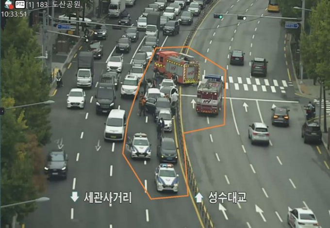서울 강남구 신사동 도산공원사거리 인근 도로에서 5중 추돌사고가 일어나 3명이 부상을 입었다. 사진은 20일 오전 10시32분쯤 서울 강남구 신사동 도산공원사거리 인근 도로에서 발생한 사고 현장 모습. /사진=서울TOPIS 캡처