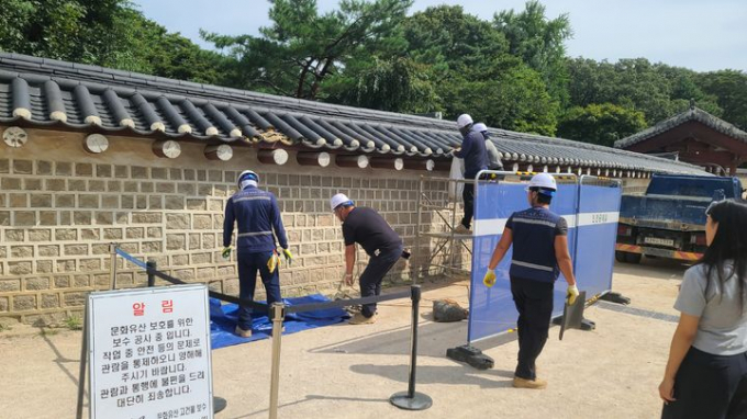 유네스코 세계문화유산인 종묘 담벼락 기와를 훼손한 혐의를 받는 50대 남성이 구속기로에 섰다. /사진=국가유산청 제공