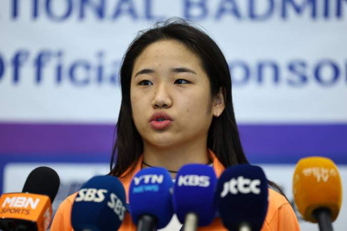 배드민턴 여자단식 세계랭킹 1위 안세영(삼성생명)이 2025 세계배드민턴연맹(BWF) 월드 투어 슈퍼 750 중국 마스터스 준결승에서 승리했다. 사진은 '2025 세계개인배드민턴선수권대회'를 마치고 귀국한 안세영이 지난 2일 천국제공항 제1터미널에서 인터뷰 한 모습. /사진=뉴시스