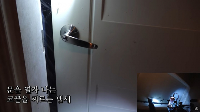 흉가 체험 콘텐츠를 촬영하던 유튜버가 폐건물에서 변사체를 발견한 일을 공개했다. 사진은 유튜버 도사우치가 흉가를 체험 중인 모습. /사진=도사우치 유튜브 채널 영상 캡처