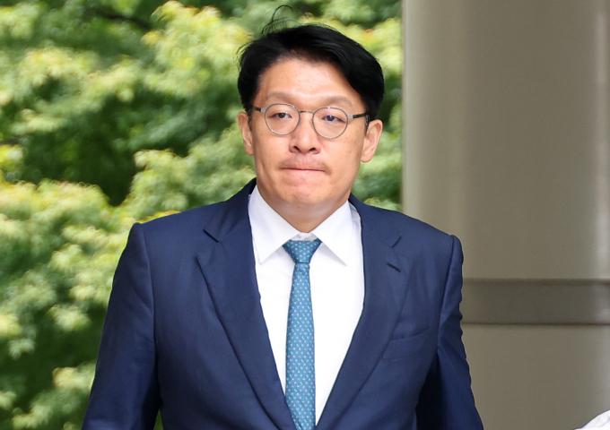 김건희 여사의 각종 의혹을 수사 중인 김건희 특검팀(특별검사 민중기)이 오는 23일 김상민 전 검사를 소환 조사를 진행한다. 사진은 김 전 검사가 지난 17일 서울 서초구 서울중앙지법에서 열린 구속 전 피의자 심문(영장실질심사)에 출석한 모습. /사진=뉴시스(공동취재) 