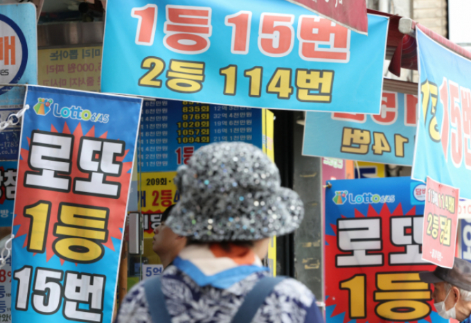 제1190회 로또 복권 당첨번호 6개를 모두 맞춘 행운의 주인공은 총 6명으로 집계됐다. 사진은 지난해 10월 서울 시내 한 복권 판매점 모습. /사진=뉴시스 