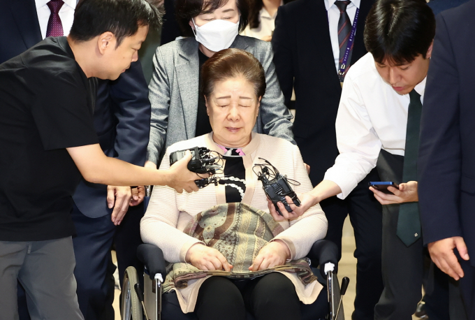 불법 정치 자금 제공 혐의를 받는 한학자 통일교 총재가 지난 17일 오후 서울 종로구 김건희 특검팀(특별검사 민중기) 사무실에서 나오고 있다. /사진=뉴스1 김민지 기자
