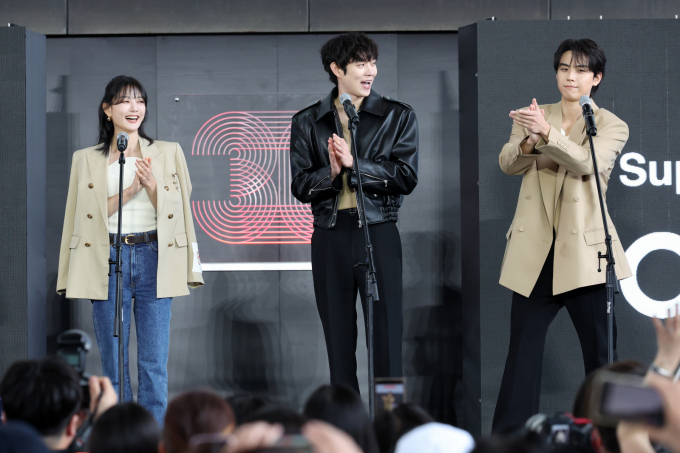 배우 김유정이 김도훈과 열애설에 대해 해명했다. 사진은 지난 19일 제30회 부산국제영화제에서 진행된 드라마 ‘친애하는 X’ 무대인사에 참여한 배우 김유정(왼쪽부터), 김영대, 김도훈. /사진=뉴시스
