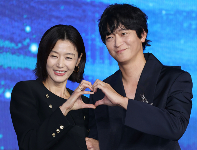 배우 전지현이 드라마 '북극성' 대사로 반중 논란에 휩싸였다. 사진은 지난 2일 서울 포시즌스 호텔에서 진행된 '북극성' 제작발표회에 참석한 배우 전지현(왼쪽)과 강동원. /사진=스타뉴스