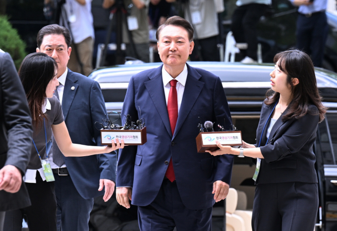 '12·3 비상계엄' 사태 관련 내란 혐의를 받는 윤석열 전 대통령이 지난 7월9일 오후 구속 전 피의자 심문(영장실질심사)을 받기 위해 서울 서초구 서울중앙지방법원으로 들어서고 있다. /사진=뉴스1