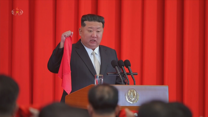 김정은 북한 국무위원장이 "한국과 마주 앉을 일이 없으며 그 무엇도 함께하지 않을 것"이라며 남북관계에 선을 '확실히' 그었다. 사진은 지난 9일 김정은 국무위원장이 북한 정권수립 77주년 기념일(9·9절)을 맞아 열린 국기게양식에 참석한 김정은 북한 국무위원장. /사진=조선중앙TV 캡처