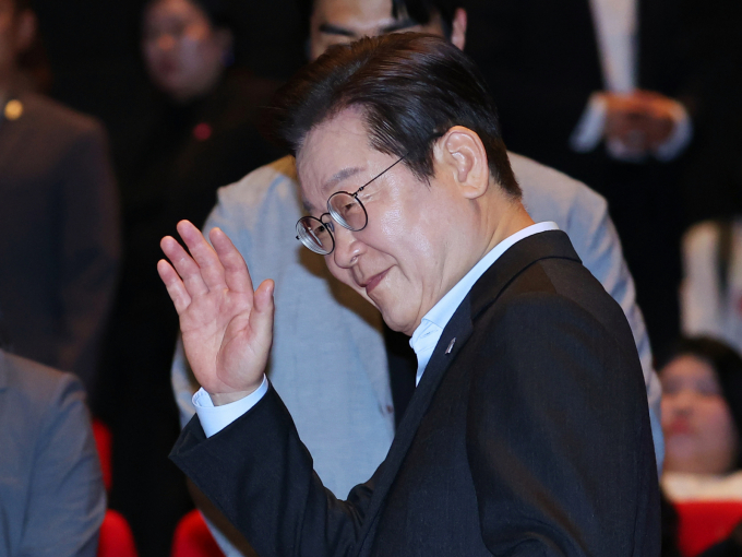 이재명 대통령이 외신 인터뷰에서 트럼프 미국 대통령과 김정은 북한 국무위원장이 북핵동결을 합의하면 받아들일 수 있다고 밝혔다. 사진은 지난 20일 부산 해운대구 영화의전당에서 부산국제영화제 공식상영작 '극장의 시간들' 관람에 앞서 관객들에게 인사한 이 대통령. /사진=뉴시스 (대통령실통신사진기자단)