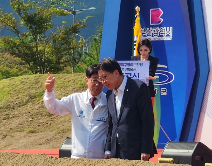 정종복 기장군수(왼쪽)이 야구박물관 착공식에서 박형준 부산시장과 대화를 나누고 있다./사진=김동기 기자
