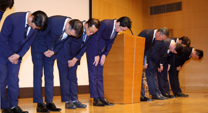 김민석 국무총리가 이재명 대통령을 대신해 22일 오전 10시30분 정부서울청사에서 통신사 및 금융사 해킹 사고 관련 긴급 현안 점검 회의를 개최한다. 사진은 지난 18일  조좌진 롯데카드 대표 등이 사이버 침해 사고에 대한 대고객 사과를 하는 모습. /사진=뉴시스