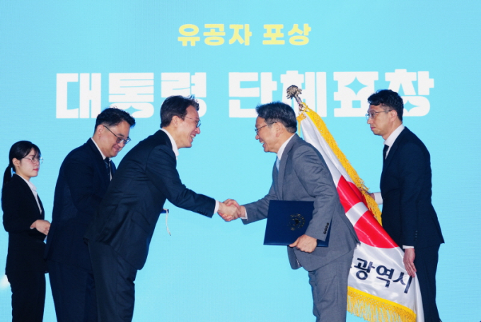 강기정 광주시장이 20일 청와대 녹지원에서 열린 ‘청년의 날 기념식’에 참석해 김민석 국무총리로부터 대통령 표창을 수여받고 있다./사진제공=광주시