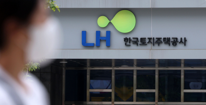  한국토지주택공사(LH)가 무주택 청년과 신혼부부 등을 위한 매입임대주택 3차 청약 접수를 시작한다. 사진은 경기 고양시 LH 고양사업본부 모습. /사진 제공=뉴시스