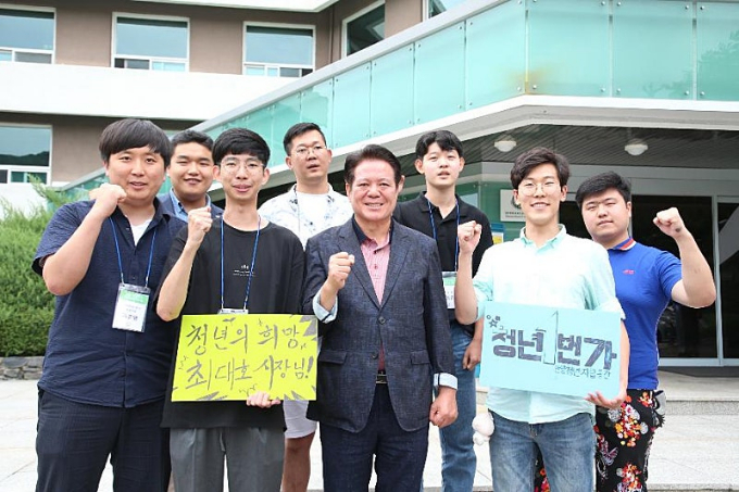 최대호 안양시장(앞줄 오른쪽서 2번쩨)이 안양청년자립공간 청년1번가 이준영 대표를 비롯한 안양에서 폭넓은 활동중인 양명렬 회원, 한국청년거버넌스 권혁진 대표를 비롯한 참여자들이 기념사진을 찍고 있다. /사진제공=안양시