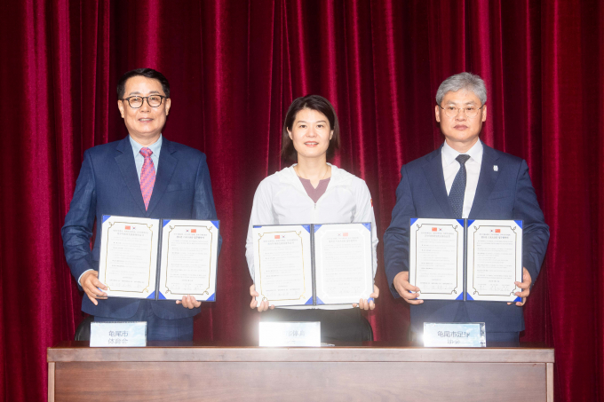 구미시와 중국 창사시가 청소년 스포츠 교류 업무협약을 체결한 뒤 기념촬영을 하고 있다. (왼쪽부터 윤상훈 구미시체육회장, 주쟝 창사시체육총회 회장, 김상곤 구미시축구협회 회장) /사진제공=구미시