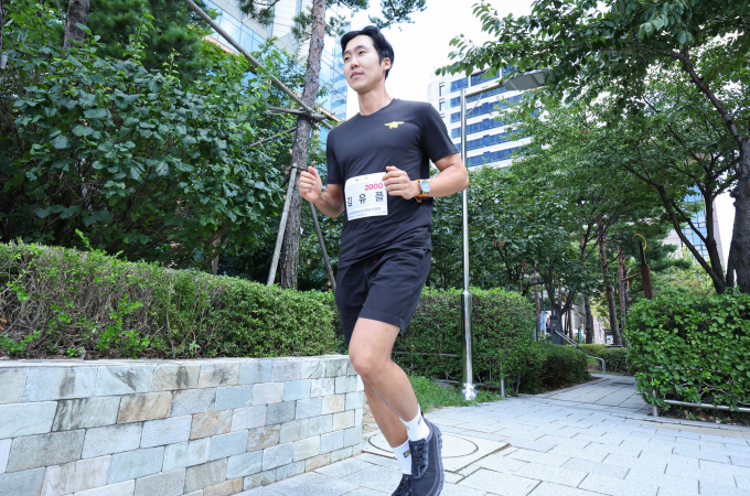 LG유플러스가 순직 소방관들의 숭고한 희생과 헌신을 함께 기리기 위한 추모 마라톤 대회를 개최한다. 사진은 LG유플러스 임직원이 119메모리얼런 대회를 알리고 있는 모습/사진=LG유플러스