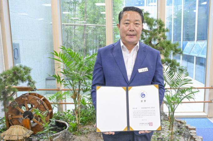 최영일 순창군수가 '제6회 한국문화가치대상'에서 수상한 지자체 우수상 상장을 들어 보이며 기념촬영을 하고 있다./사진=순창군