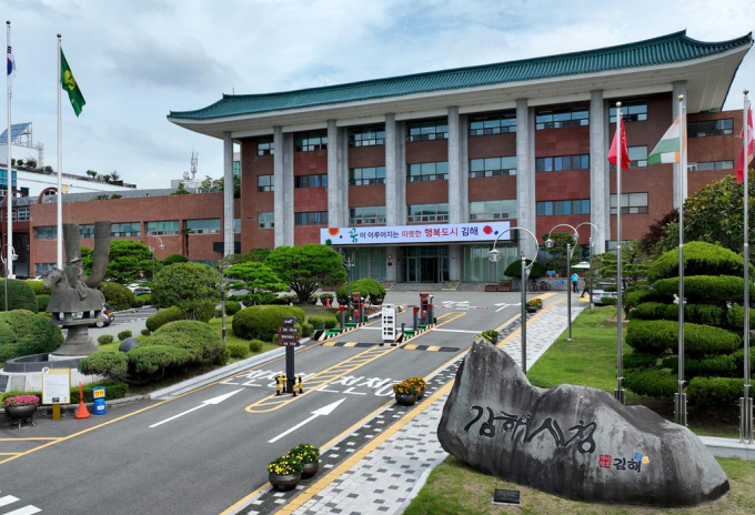 김해시가 도자기, 공예, 농식품 분야 최고 명장 후보를 모집한다./사진제공=김해시