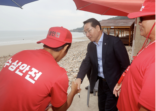 유정복 시장이 지난 8월 옹진군 연평면 구리동해수욕장을 방문해 안전상황을 점검하고 있다. /사진제공=인천시
