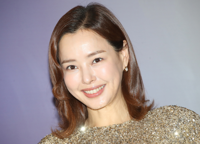 배우 이하늬가 설립한 연예기획사 호프프로젝트가 대중문화예술기획업 미등록 상태로 10년 동 운영된 것으로 확인됐다. 사진은 지난해 12월 서울 중구 반야트리 클럽 앤 스파 서울에서 열린 AHC 신제품 라인 타이트닝 아이크림 론칭 행사에 참석한 배우 이하늬. /사진=뉴스1