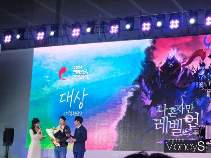 권영식 넷마블 대표(가운데)가 지난해 대한민구 게임대상에서 수상에 나선 모습. /사진=양진원