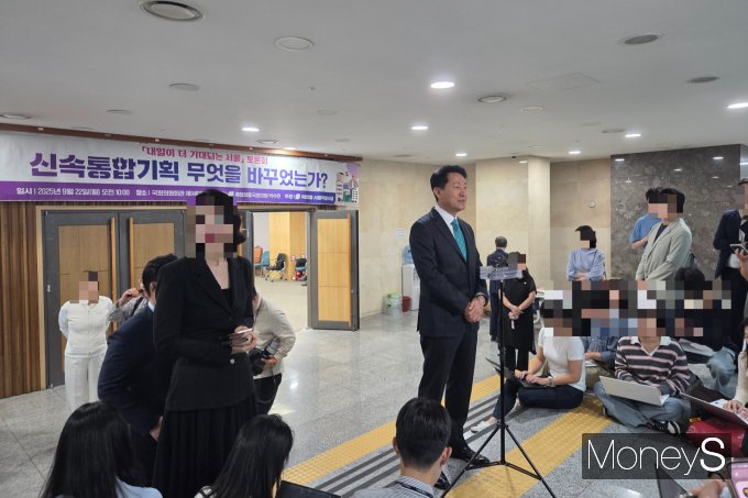 오세훈 서울시장이 이재명 정부의 9·7 공급대책을 비판했다. 서울시는 민간과 협력하는 방식으로 강남 등 서울 핵심지의 주택공급 속도를 높이겠다는 계획이다. 사진은 오세훈 서울시장이 이날 토론회에 참석해 브리핑을 진행하는 모습. /사진=이화랑 기자
