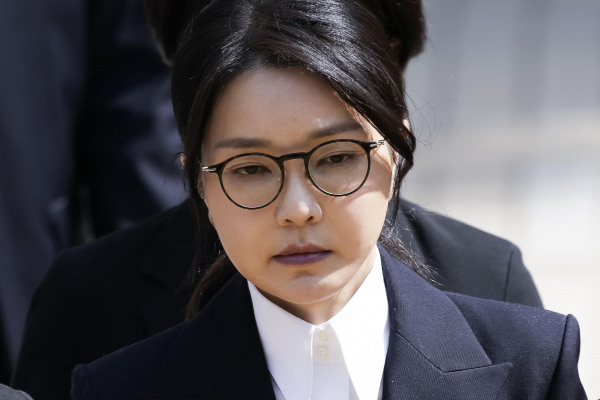 김건희 특검팀이 김건희 여사에게 오는 25일 소환 통보했다. 사진은 김 여사가 지난달 12일 오후 서울 서초구 서울중앙지법에서 열린 구속 전 피의자 심문(영장실질심사)를 마친 뒤 법원을 나서고 있는 모습. /사진=뉴시스(공동취재단)