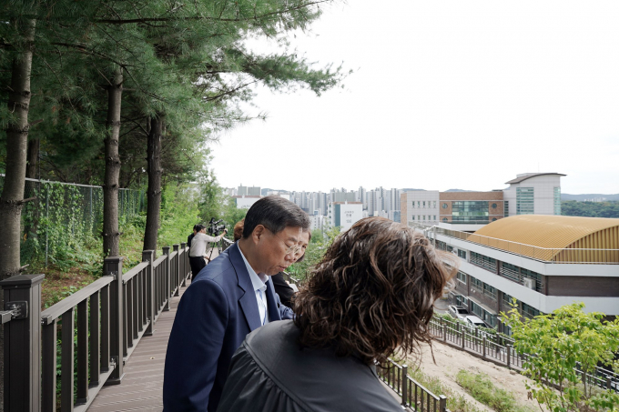 신상진 성남시장(왼쪽)이 22일 성남혜은학교에서 단대근린공원과 학교를 연결하는 안전보행로(목재데크) 완공 현장을 방문해 180m 목재데크를 직접 걸어보며 시설을 점검하고 있다. /사진제공=성남시