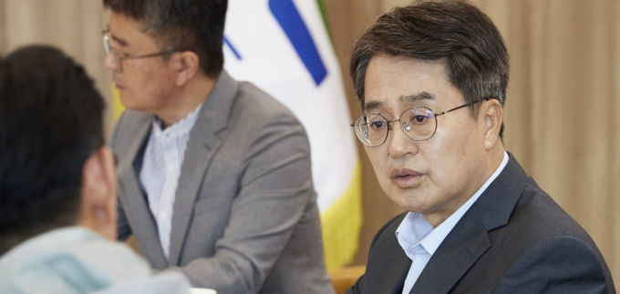 김동연 경기도지사가 22일 집무실에서 극저신용대출 이용자 3명과 간담회를 열고 있다. /사진제공=경기도 