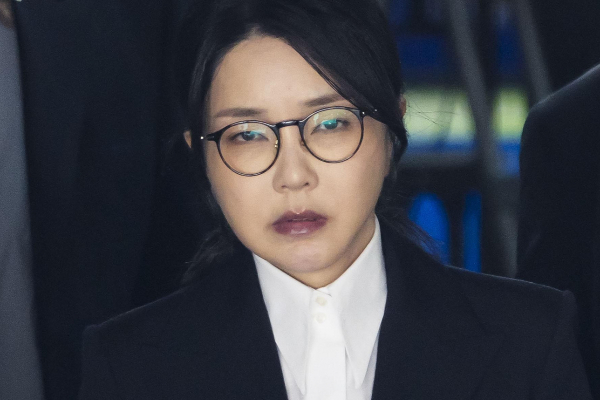 자본시장과 금융투자업에 관한 법률 위반, 정치자금법 위반, 특정범죄 가중처벌 등에 관한 법률 위반(알선수재) 등의 혐의를 받는 윤석열 전 대통령 부인 김건희 여사가 피고인석에 앉은 모습이 오는 24일 공개된다. 사진은 김 여사가 지난 12일 오후 서울 서초구 서울중앙지법에서 열린 구속 전 피의자 심문(영장실질심사)를 마친 뒤 법원을 나서고 있는 모습. /사진=뉴시스(공동취재단)