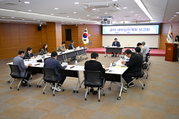배낙호 김천시장 주재로 공약 실천계획 최종 보고회를 열고 있다(사진 가운데 배낙호 시장) /사진제공=김천시