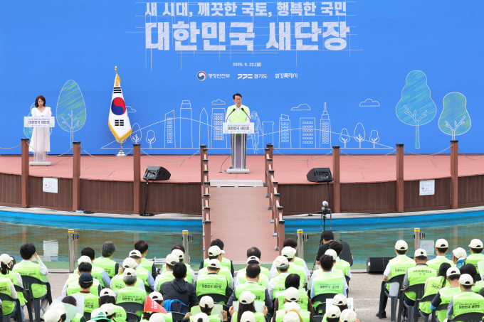정명근 화성특례시장이 22일 궁평항 광장과 인근 해안가에 열린 '대한민국 새단장 캠페인' 행사에 참석해 환영사를 하고 있다. /사진제공=화성특례시