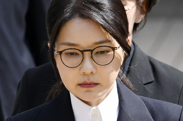 자본시장과 금융투자업에 관한 법률 위반, 정치자금법 위반, 특정범죄 가중처벌 등에 관한 법률 위반(알선수재) 등의 혐의를 받는 윤석열 전 대통령 부인 김건희 여사가 오는 24일 공판과 오는 25일 특검 소환에 모두 출석하겠다고 밝혔다. 사진은 지난 달 12일 오후 김 여사가 서울 서초구 서울중앙지법에서 열린 구속 전 피의자 심문(영장실질심사)를 마친 뒤 법원을 나서고 있는 모습. /사진=뉴시스(공동취재단)