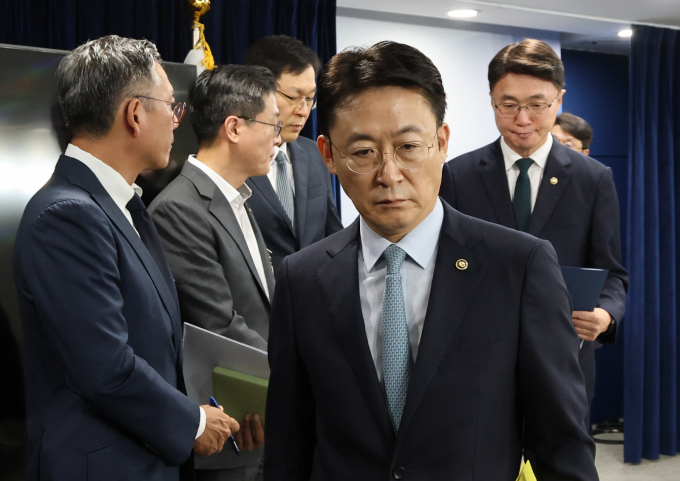 권대영 금융위원회 부위원장, 류제명 과학기술정보통신부 제2차관 및 참석자들이 19일 오전 서울 종로구 정부서울청사에서 열린 해킹 대응을 위한 과학기술정보통신부-금융위원회 합동 브리핑을 마치고 이동하고 있다./사진-뉴스1