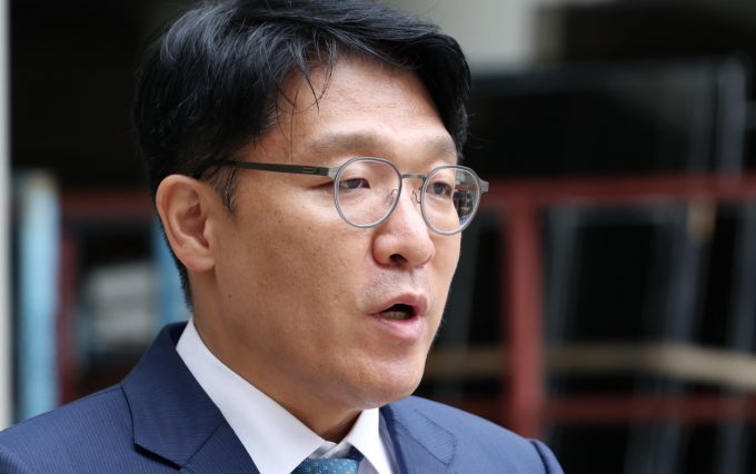 김건희 여사에게 고가 그림을 건네고 총선 공천 등을 청탁한 혐의를 받는 김상민 전 부장검사가 23일 민중기 특별검사팀에 소환된다. 사진은 지난 17일 서울 서초구 서울중앙지법에서 열린 구속 전 피의자 심문(영장실질심사)에 출석한 정치자금법 위반과 청탁금지법 위반 혐의를 받는 김상민 전 부장검사. /사진=뉴시스 (공동취재)
