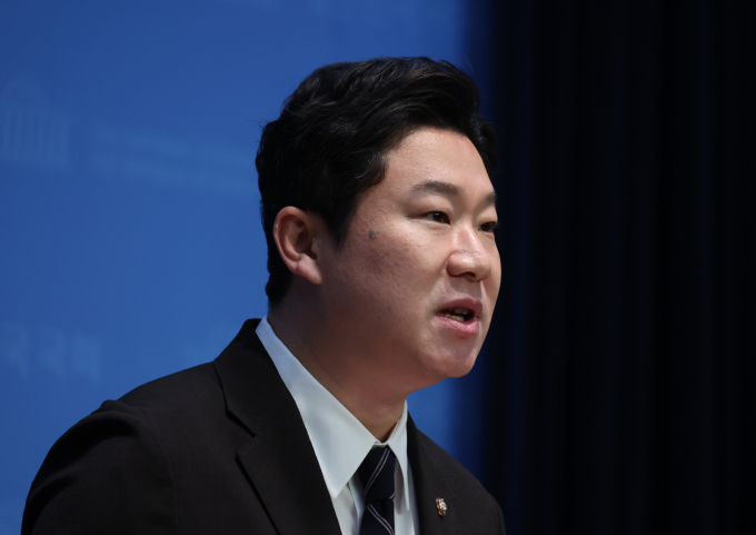 경찰이 국민의힘 진종오 의원이 제기한 사제총과 실탄 불법 유통 의혹과 관련해 첩보를 입수해 수사 중이라고 밝혔다. 사진은 지난 7월  서울 여의도 국회 소통관에서 '당원주권 확립위한 당헌 개정 비대위 요구' 기자회견에 나선 진종오 국민의힘 의원. /사진=뉴시스