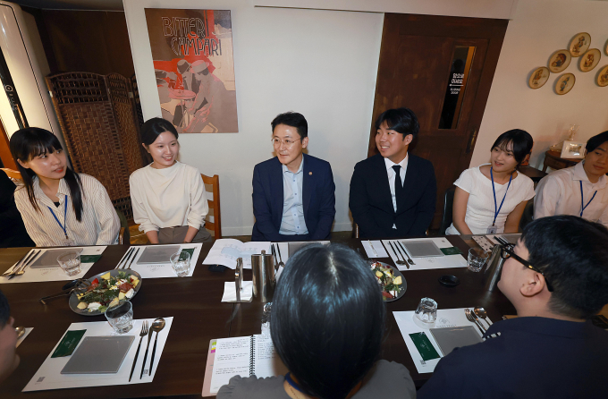 권대영 금융위원회 부위원장이 22일 오후 서울 종로구 한 식당에서 금융위 청년인턴 11명과 오찬간담회를 통해 청년들의 생활 전반에 대한 애로 등을 청취 후 청년들의 미래를 지원하기 위한 금융정책에 대해 논의했다./사진=금융위원회