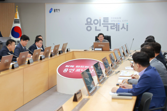 이상일 용인특례시장(맞은편 가운데)의 주재로 22일 시청 영상회의실에서 '2026년 주요 정책 추진을 위한 보고회'가 열리고 있다. /사진제공=용인특례시