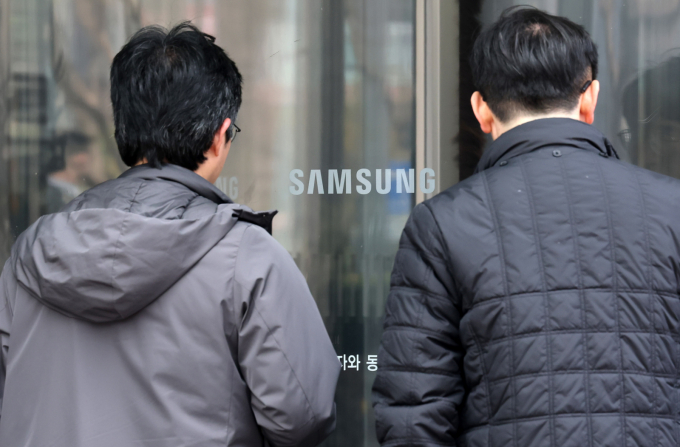 지난 4월8일 서울 서초구 삼성전자 서초사옥에 드나들고 있는 관계자들. /사진=뉴스1 /사진=(서울=뉴스1) 박세연 기자